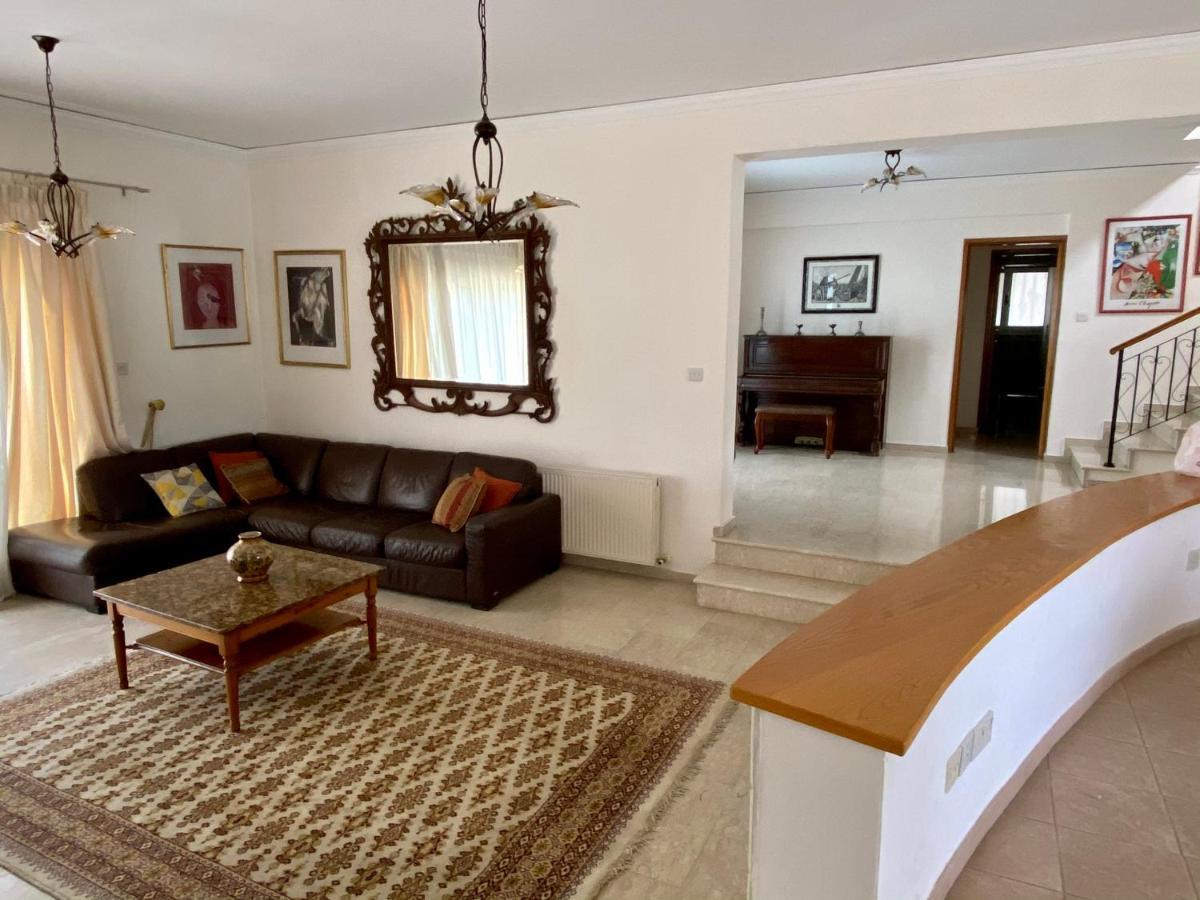 6 Bdr With Tennis Court Willa Pafos