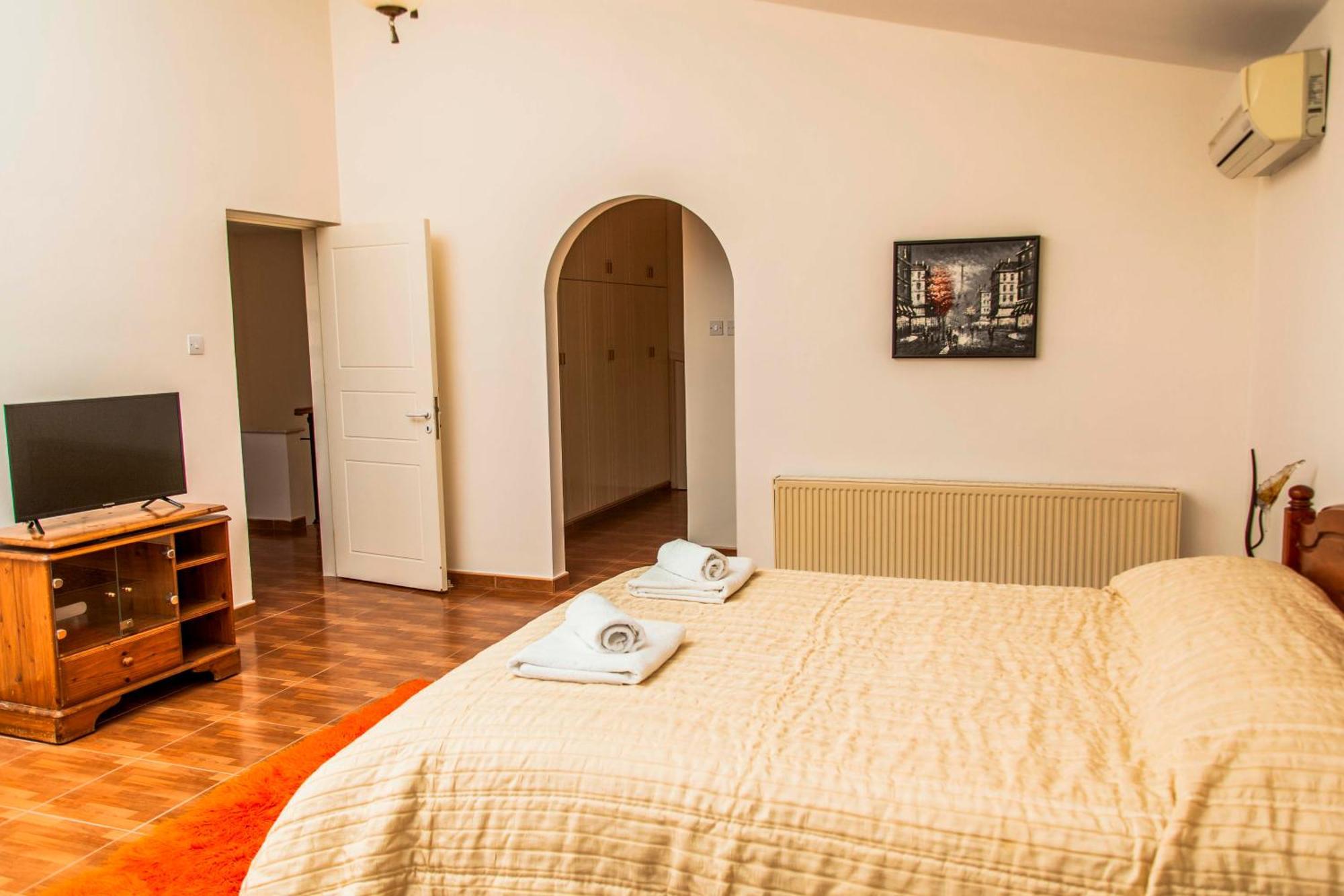 Willa 6 Bdr With Tennis Court *